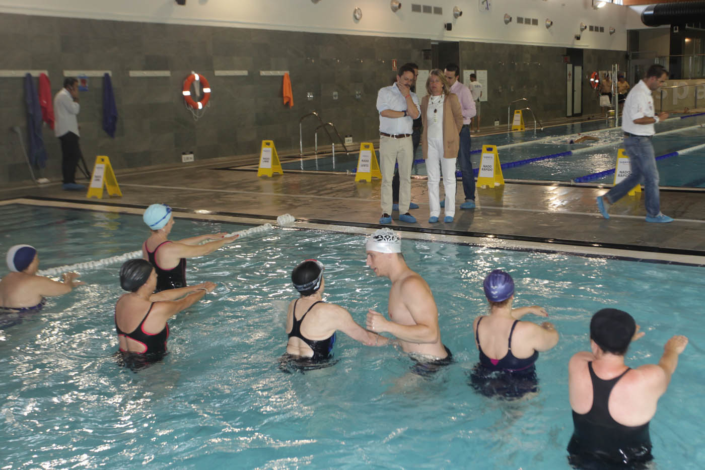 La regidora ha asistido a las actividades de la Asociación de Fibromialgia en la piscina del Centro Deportivo Miraflores.